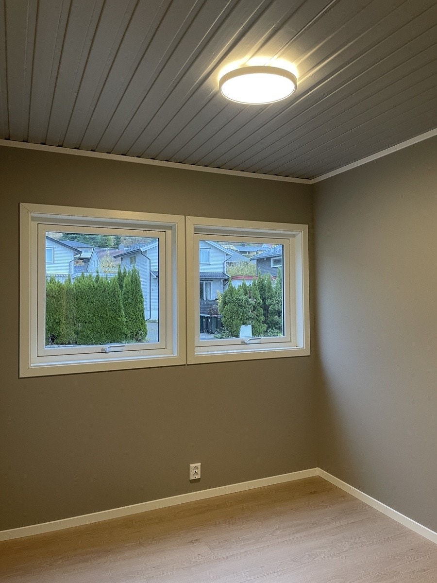 2 stk soverom vendt ut mot gårdsplass, tilnærmet like Galleribilde