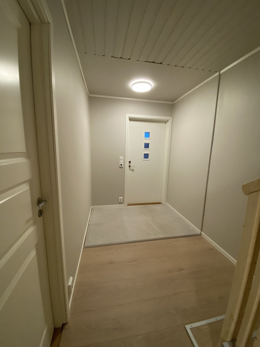 Entre - fliselagt gang med varmekabler Galleribilde