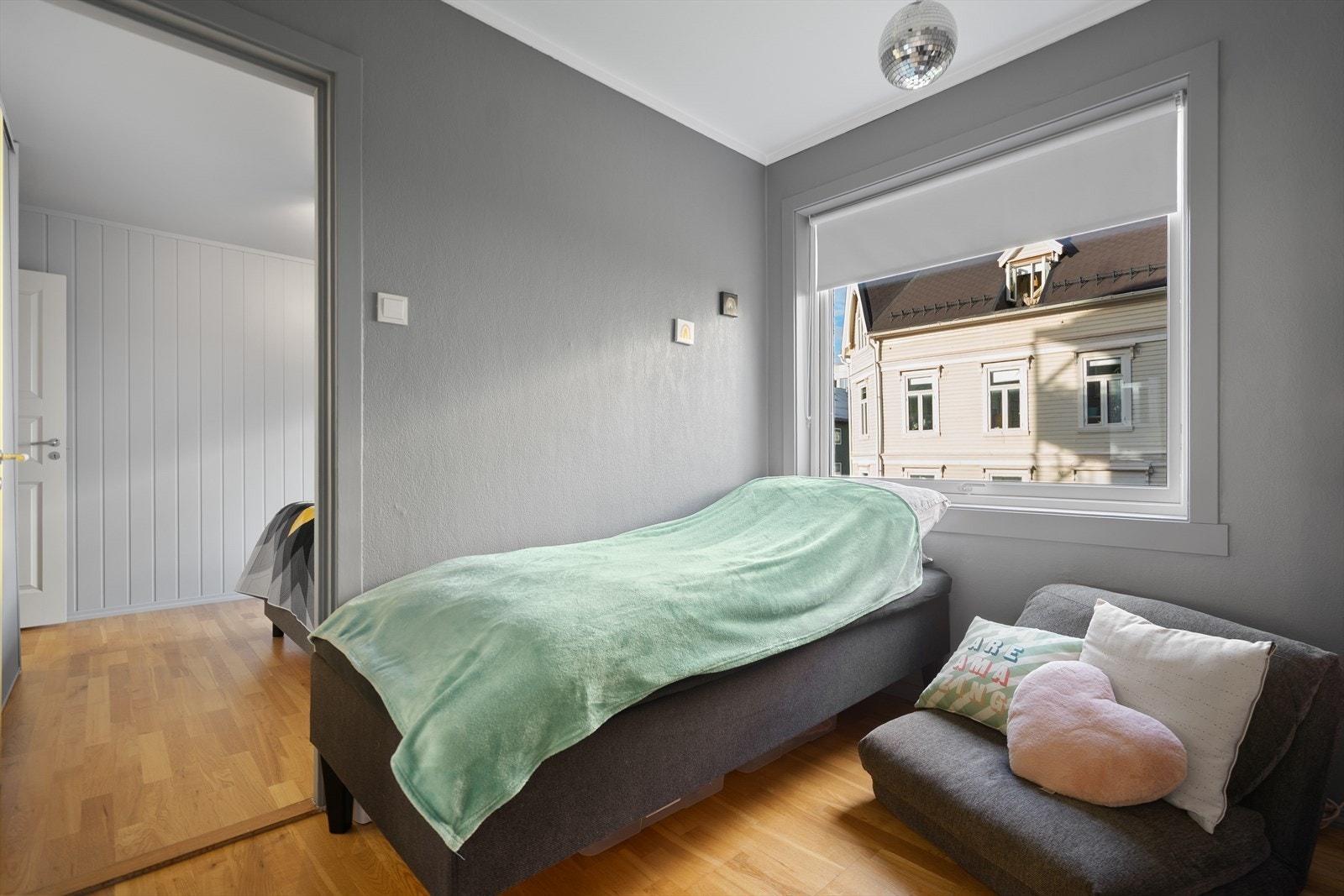 Soverom 3 - Lun og behagelige farger på veggen, rommet passer perfekt som ekstra soverom eller kanskje hjemmekontor Galleribilde