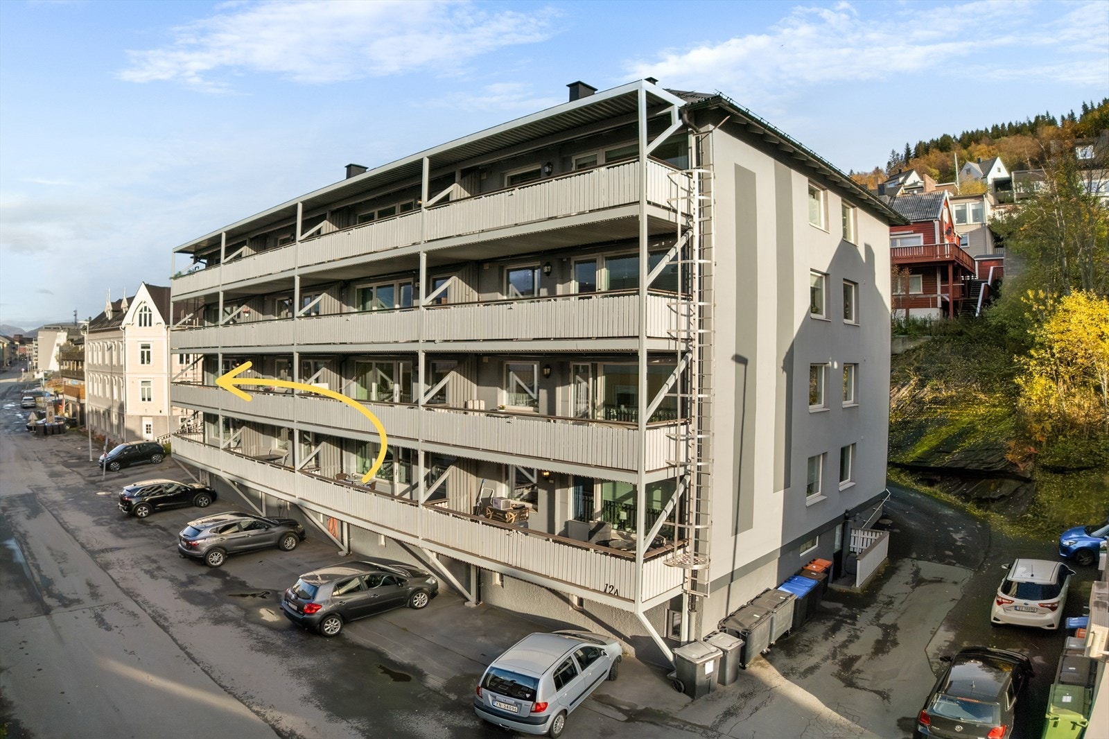 Sentrumsnær leilighet i byggets 2.etasje med balkong på fremsiden. Lett adkomst, fin balkong, og hele 3 stk soverom! Galleribilde