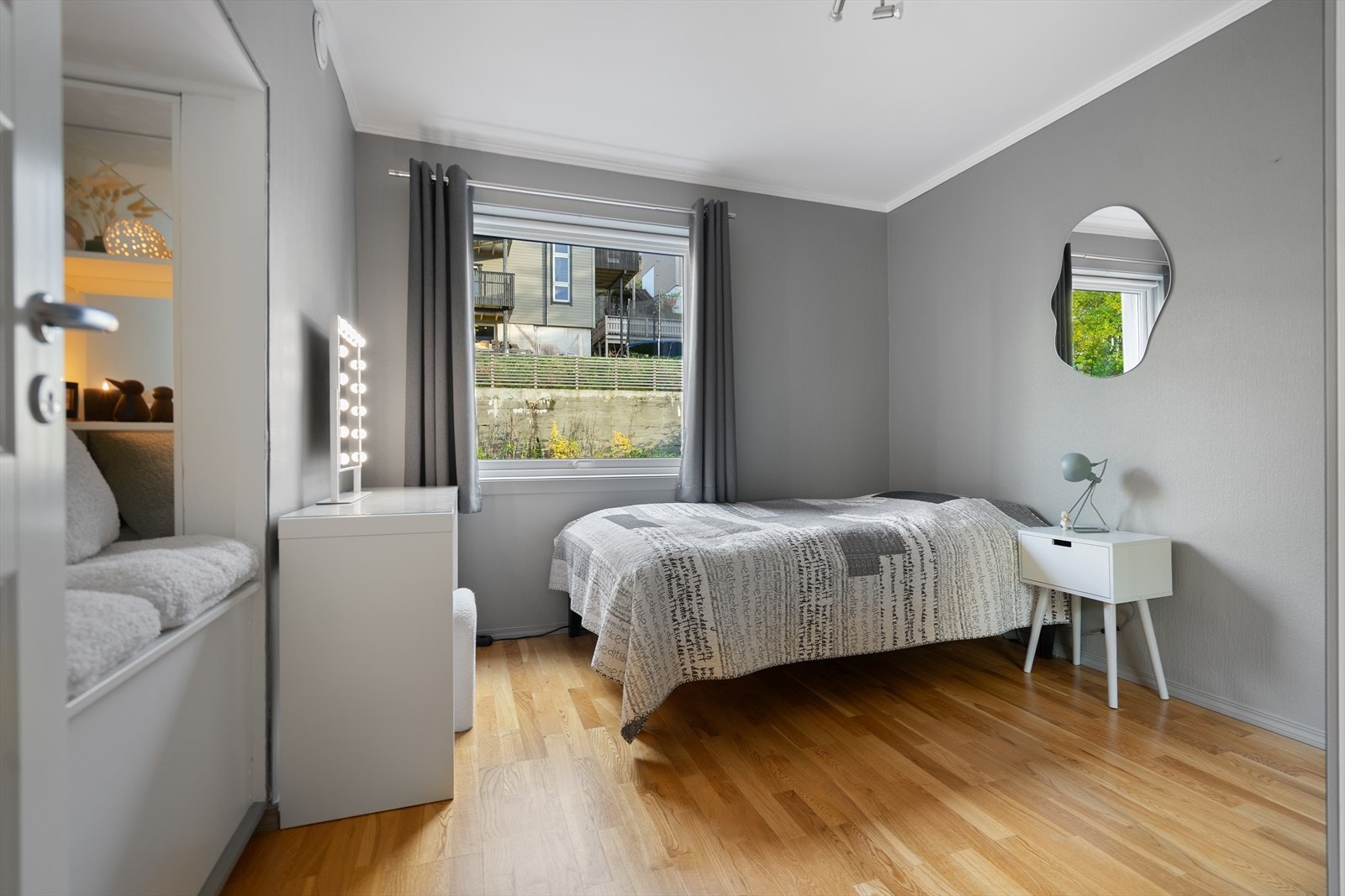 Rommet oppleves luftig og behagelig med nøytrale fargetoner og parkett på gulv Galleribilde