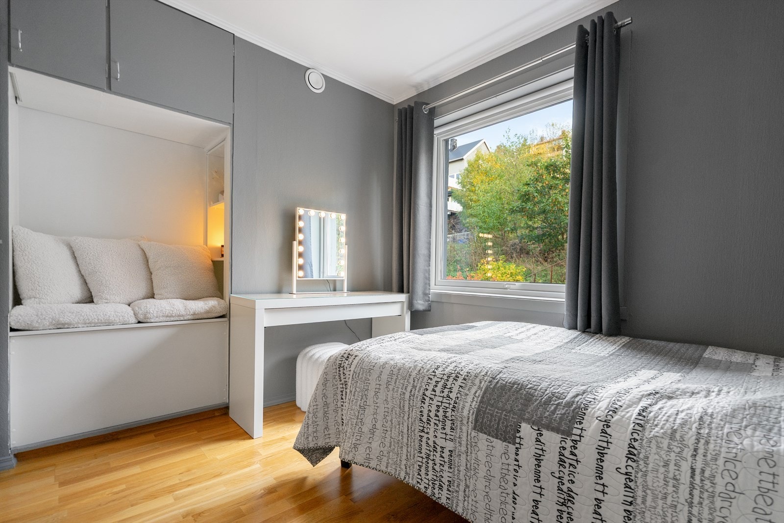 Soverommet har plass til både garderobe og en koselig sminkekrok. Innebygd sitteplass gir rommet en lun og sjarmerende atmosfære Galleribilde