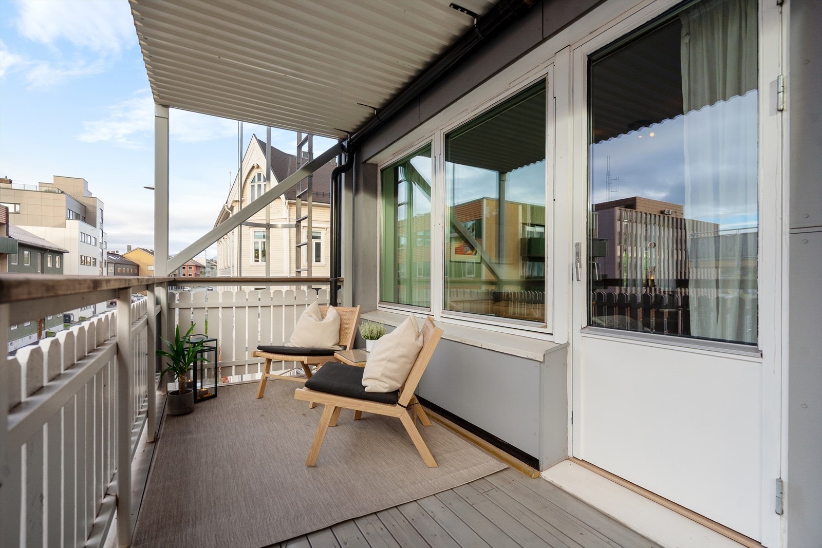 Trivelig uteplass som forlenger stuen på fine dager - perfekt for å skape en lun oase midt i sentrum Galleribilde