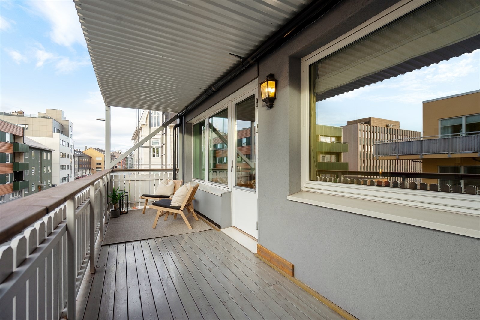 Stor balkong som er overbygd med god plass til utemøbler. Her kan du nyte morgenkaffen eller sene sommerkvelder i ly for vær og vind Galleribilde