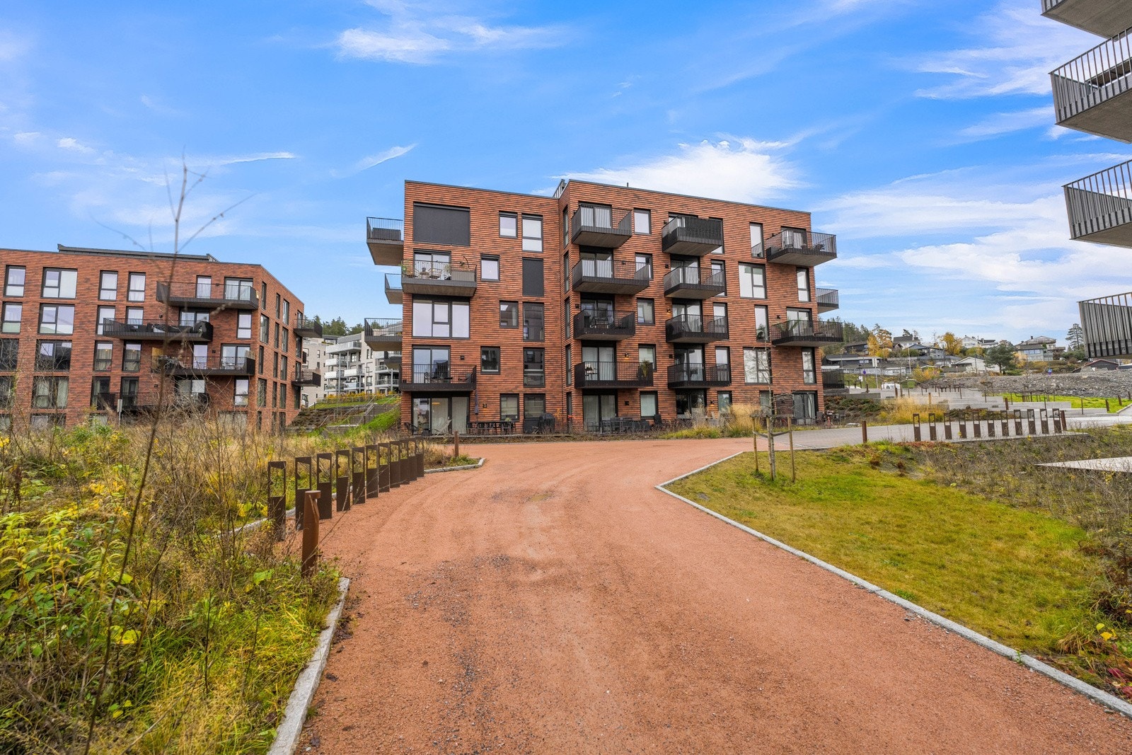 Nabolaget er rolig og familievennlig, med gangavstand til skoler og barnehager. Galleribilde