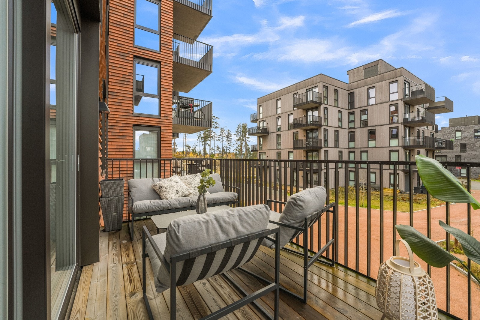 Vestvendt balkong på ca 8 kvm har adkomst fra stuen og god plass til sittegruppe. Galleribilde