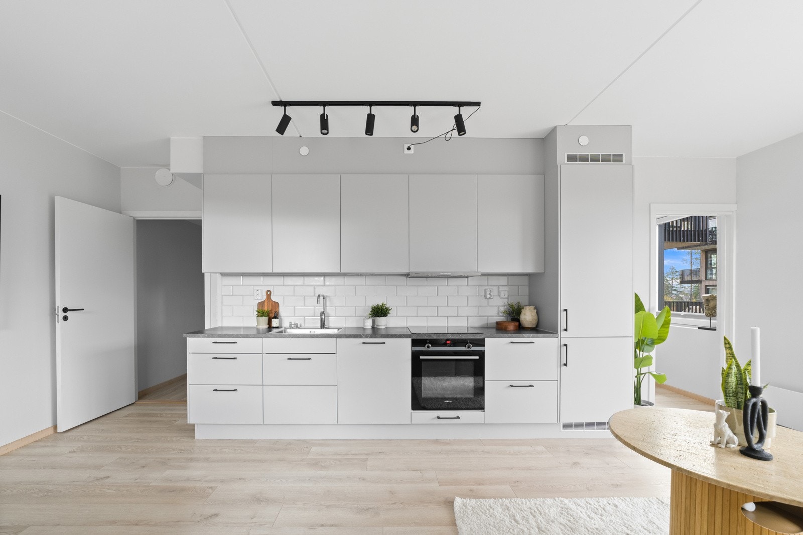 Kjøkken fra 2023 med en stilig innredning fra Norema. Galleribilde