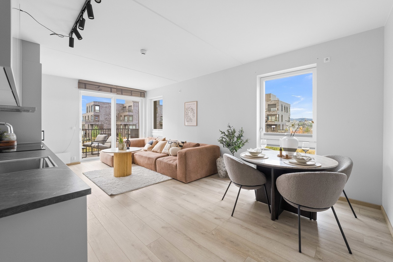 Velkommen til Ødegårds vei 203 - og denne flotte tre-roms leiligheten i høy første etasje på Lørenskog! Galleribilde