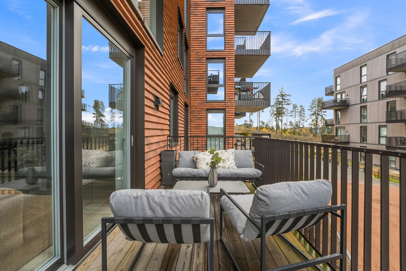 Balkongen har fine solforhold og ligger skjermet til. Galleribilde