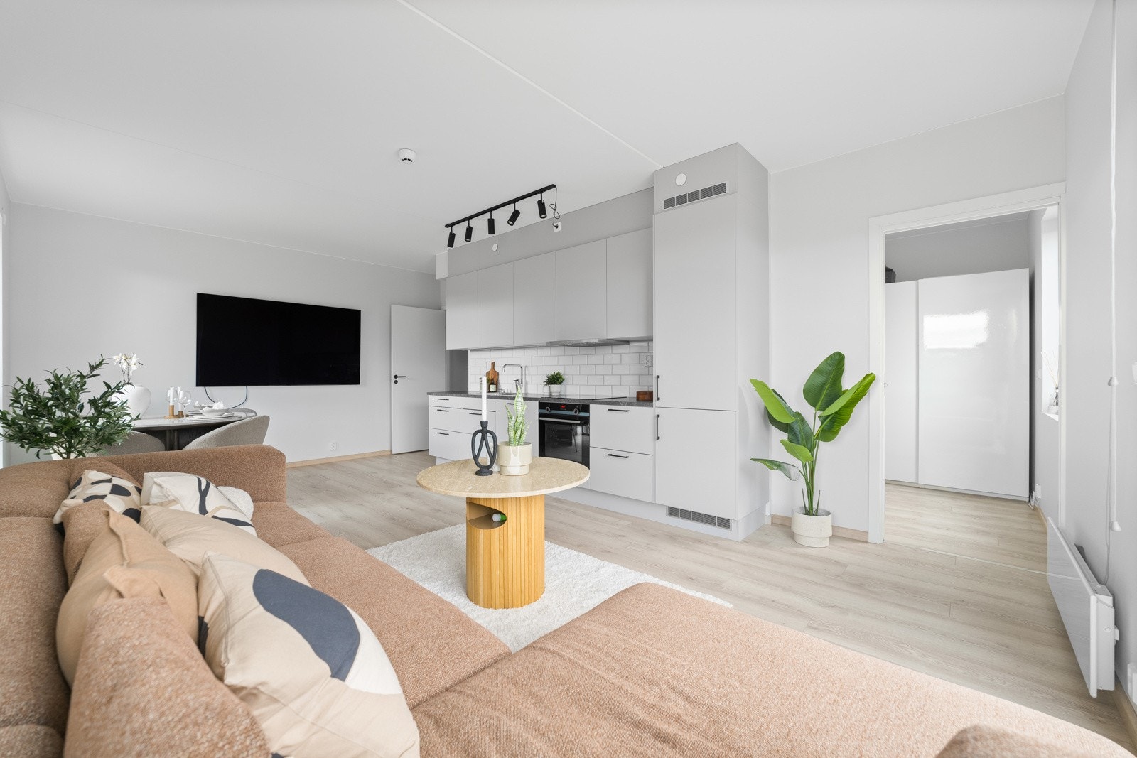 God plass til et sofahjørne og TV. Her kan du være kreativ med innredningen. Galleribilde