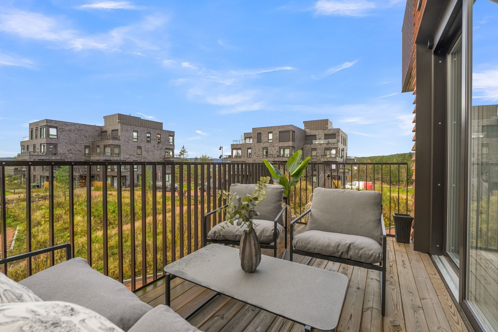 Oppleves som en naturlig forlengelse av stuen under sommerhalvåret.. Galleribilde