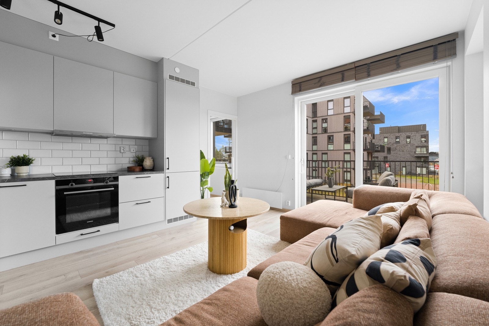 Romslig stue/kjøkken område med direkte utgang til en vestvendt balkong på 8 kvm! Galleribilde