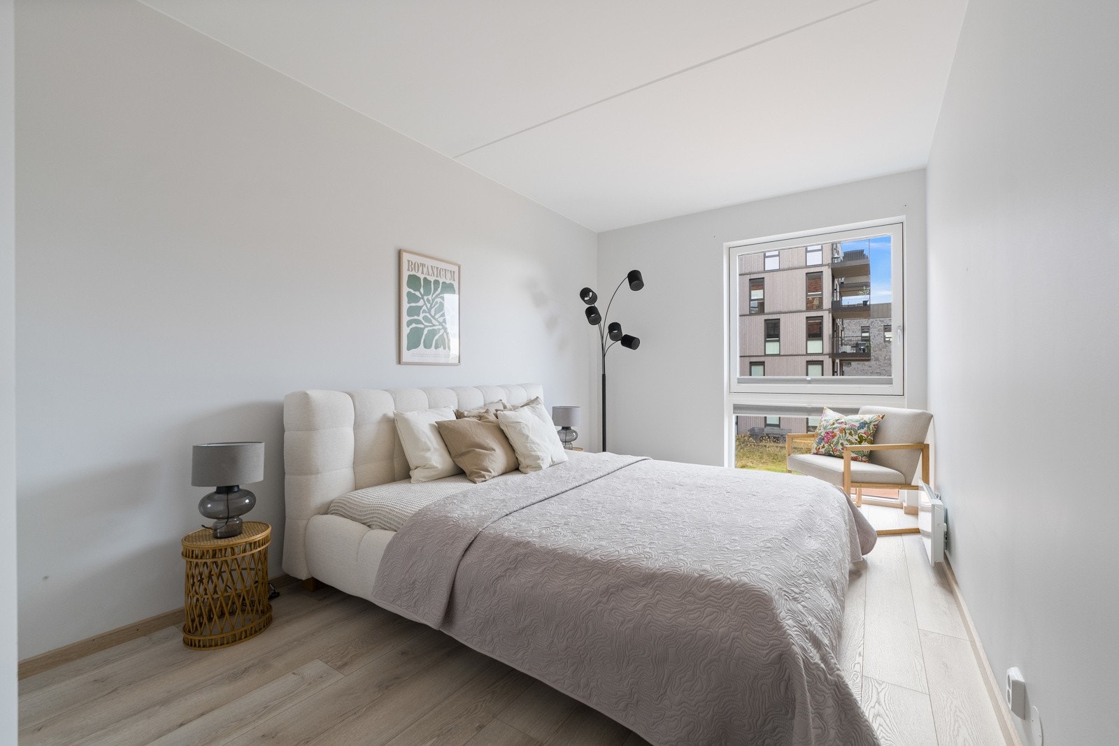 Leiligheten har to soverom, begge med lyse overflater og laminatgulv. Galleribilde