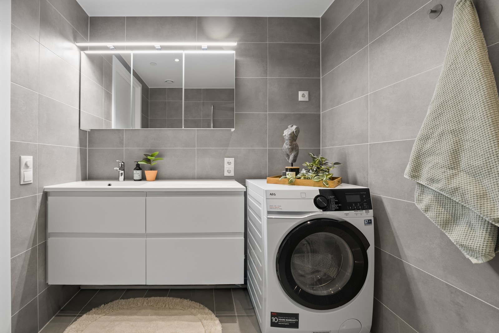 Badet har vannbåren gulvvarme og opplegg for vaskemaskin. Galleribilde