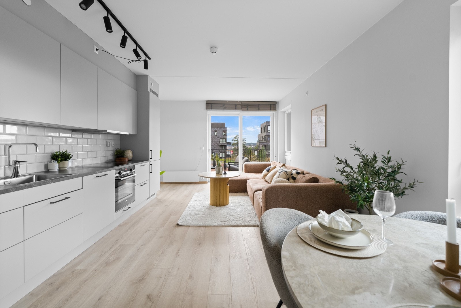 Kjøkkenet har integrerte hvitevarer og god benkeplass. Galleribilde