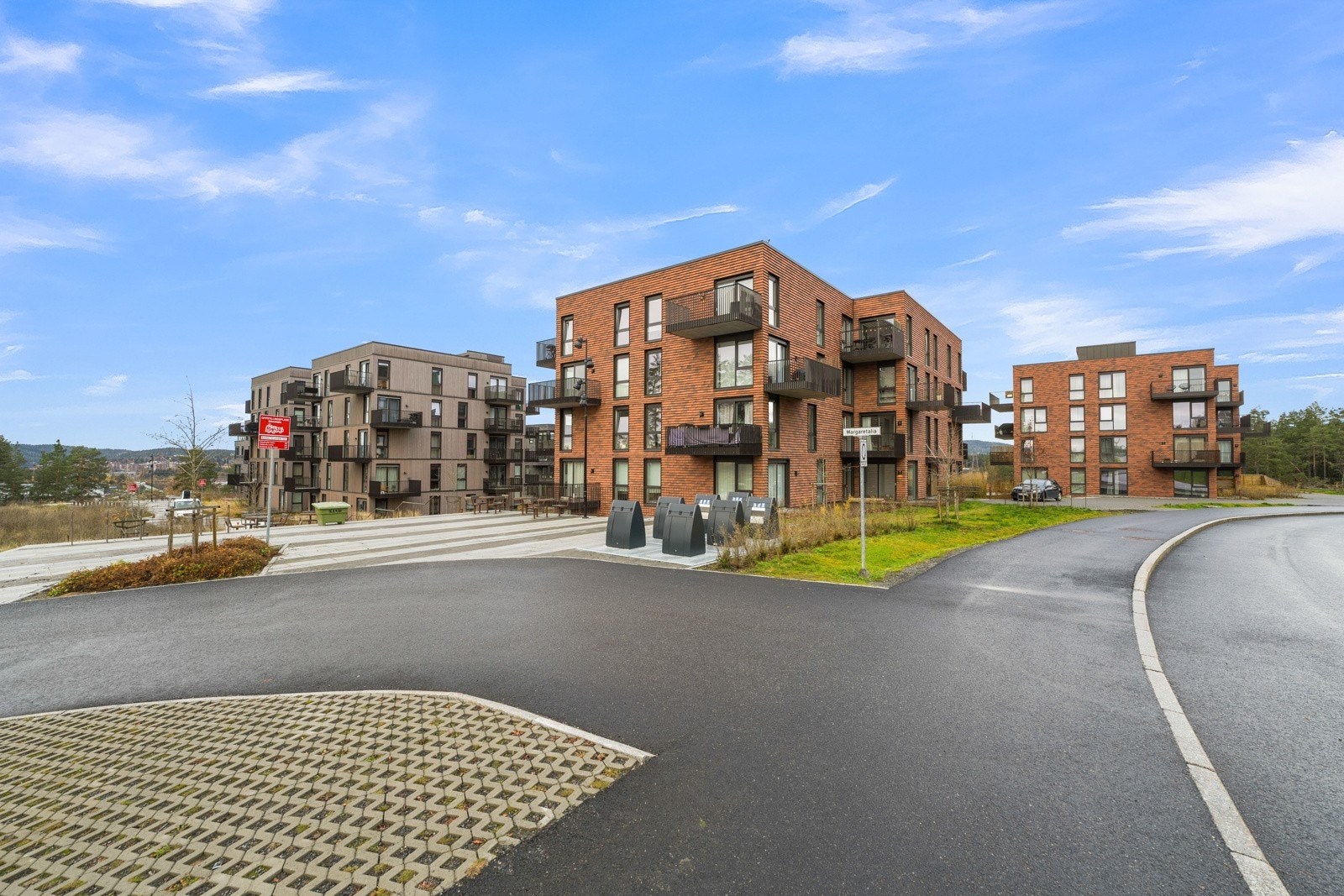 Leiligheten ligger fint til i Lørenskog med kort vei til kollektivtransport, dagligvare og Strømmen Storsenter. Galleribilde