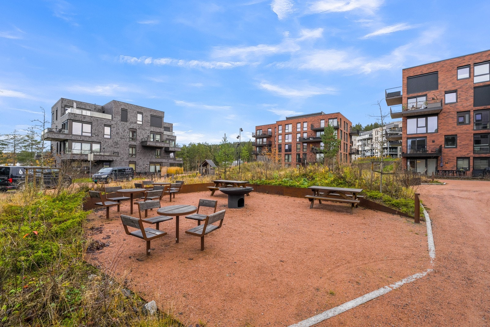 Uteområdet til sameiet er pent opparbeidet med diverse beplantning og sittegrupper. Galleribilde