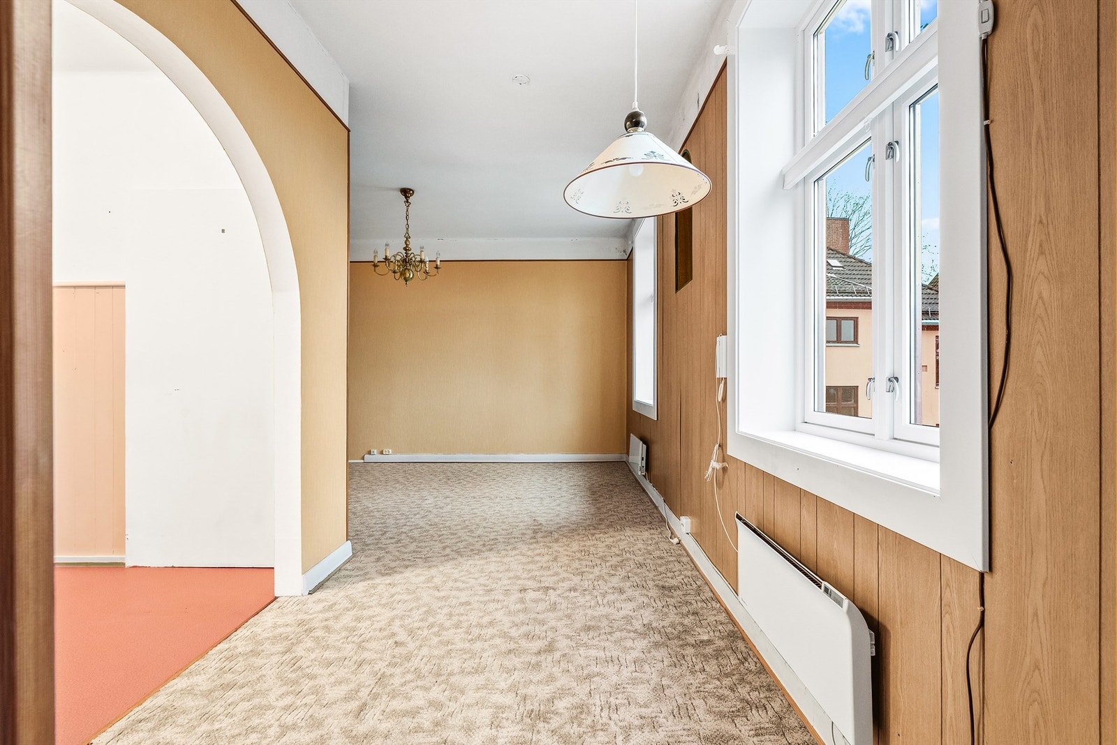 Rommet får godt med naturlig lys fra store vindusflater. Galleribilde