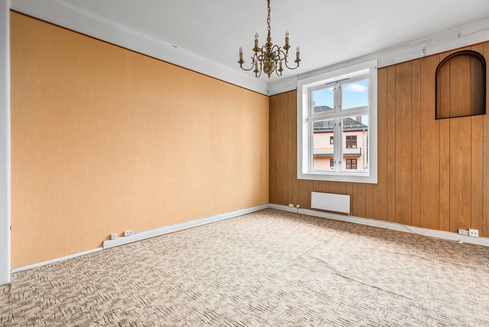 Oppvarming i leiligheten skjer via elektriske panelovner. Galleribilde