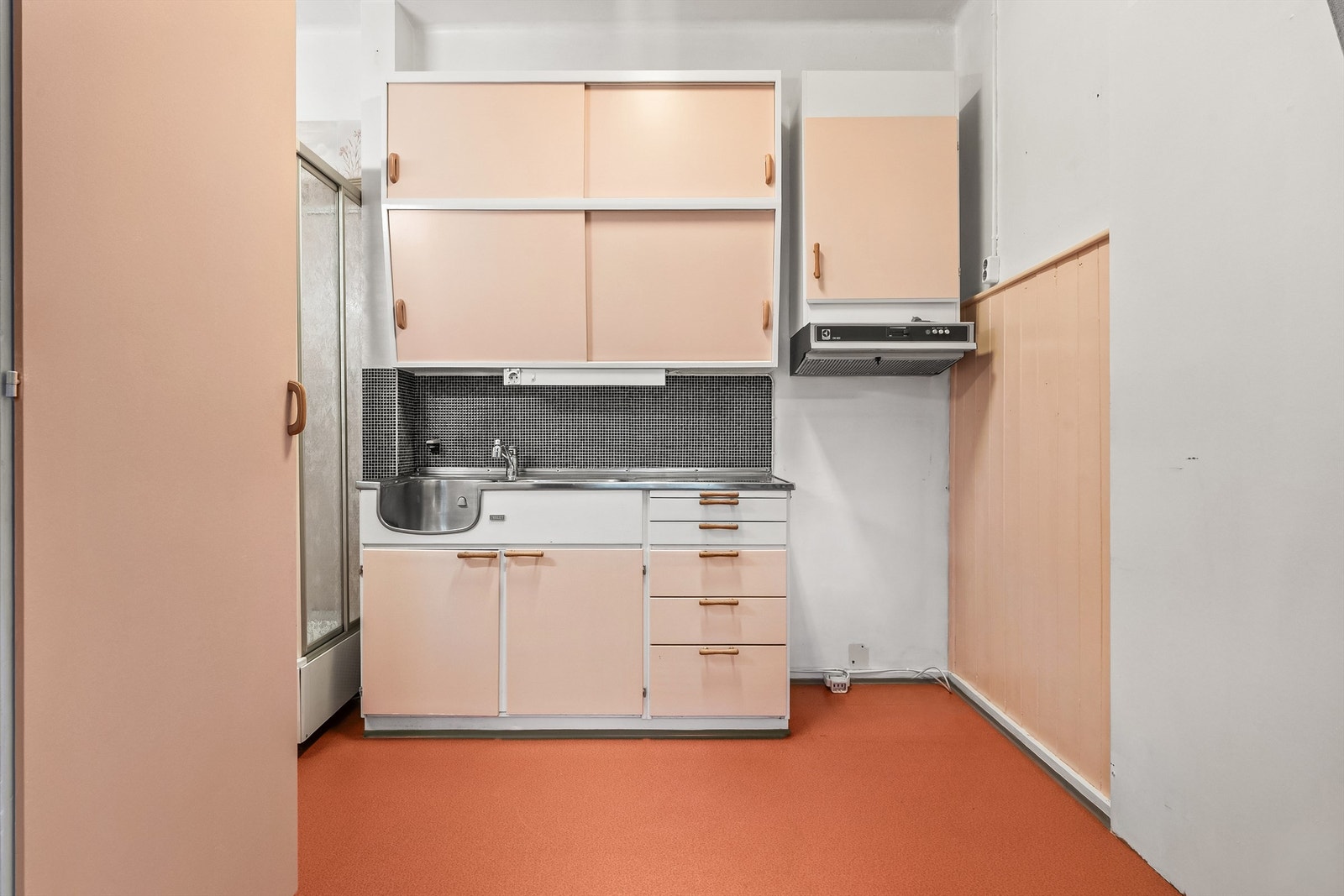 Kjøkkeninnredningen har malte fronter, ventilator og oppvaskkum i rustfritt stål. Galleribilde