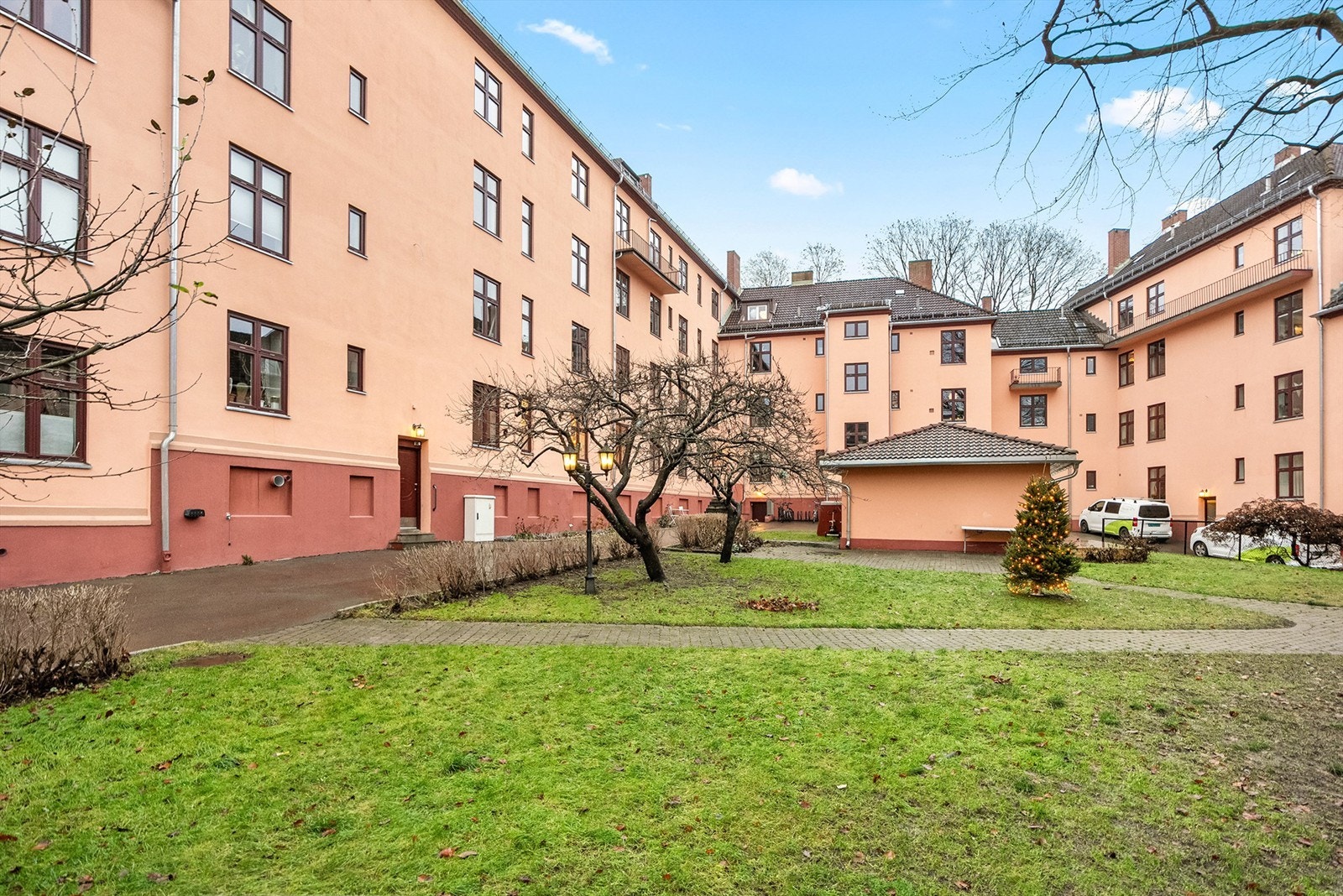 Gårdsrommet er skjermet og trygt, og utgjør en grønn lunge i bymiljøet. Galleribilde