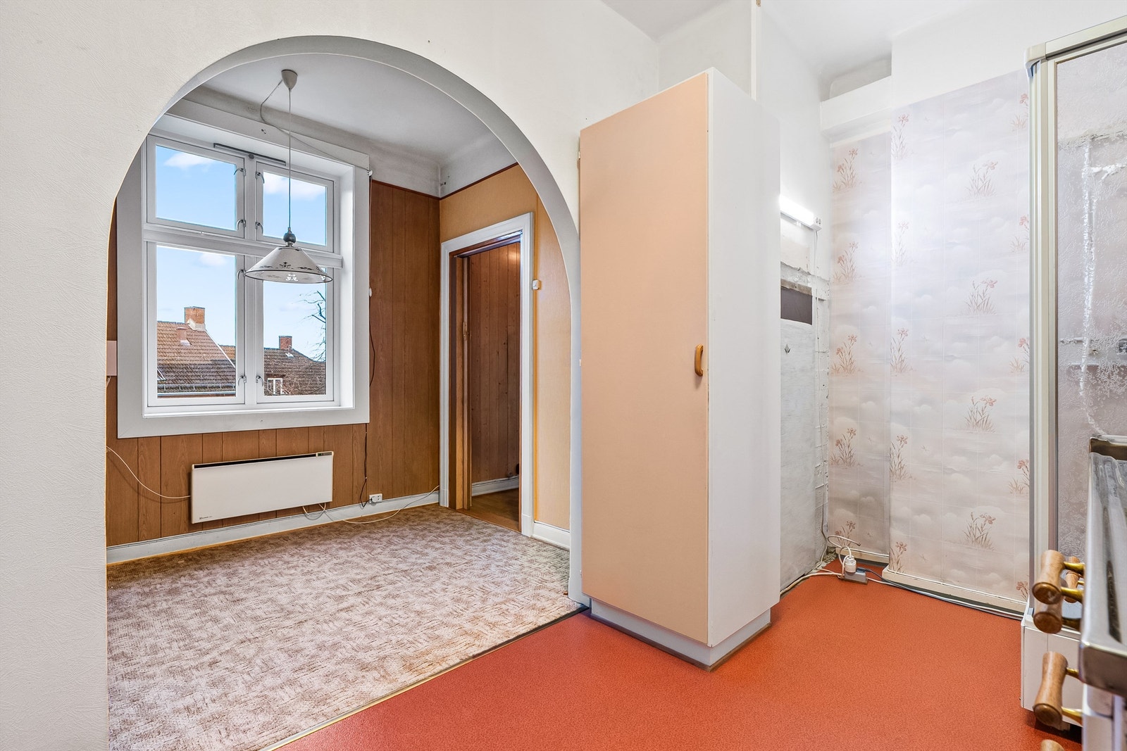 Stuen har plass til både sittegruppe og spisebord. Galleribilde