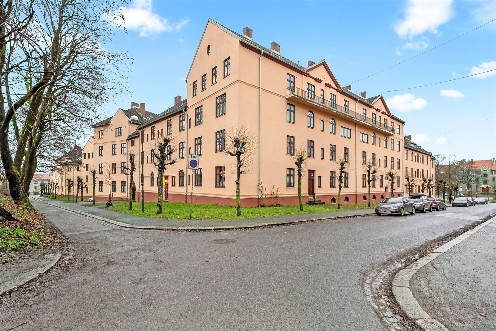 Bygården fra 1920 har en klassisk teglsteinsfasade som ble rehabilitert i 2021-2022. Galleribilde