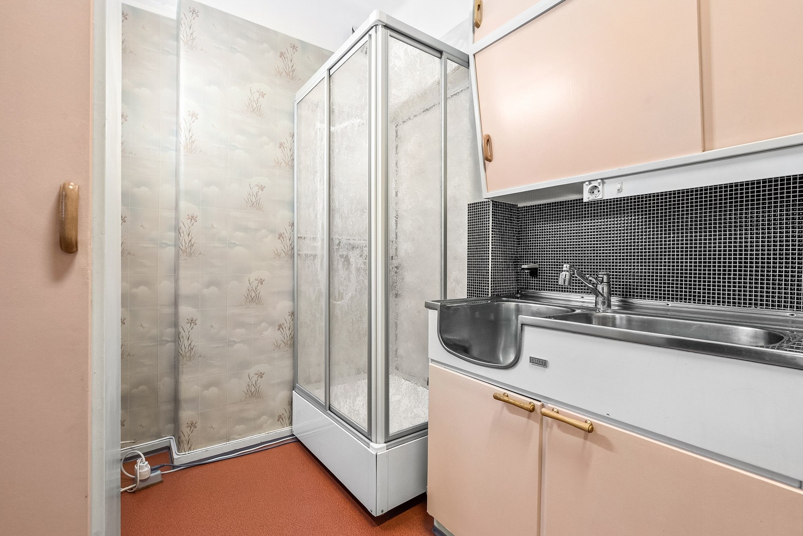 I kjøkkenrommet er det installert et dusjkabinett. Galleribilde