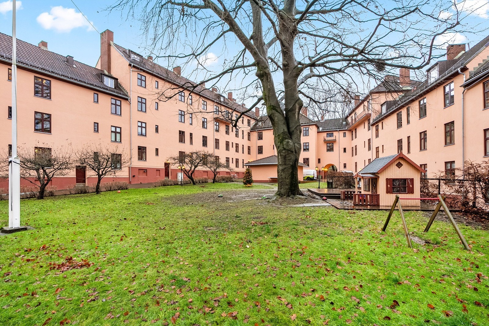 Det felles gårdsrommet er pent opparbeidet med gressplen, lekeplass og sittegrupper. Galleribilde