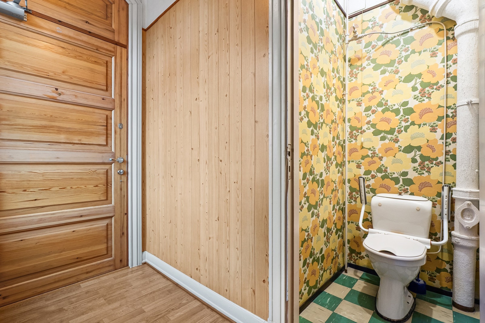 Fra entreen er det adkomst til et separat toalettrom. Galleribilde