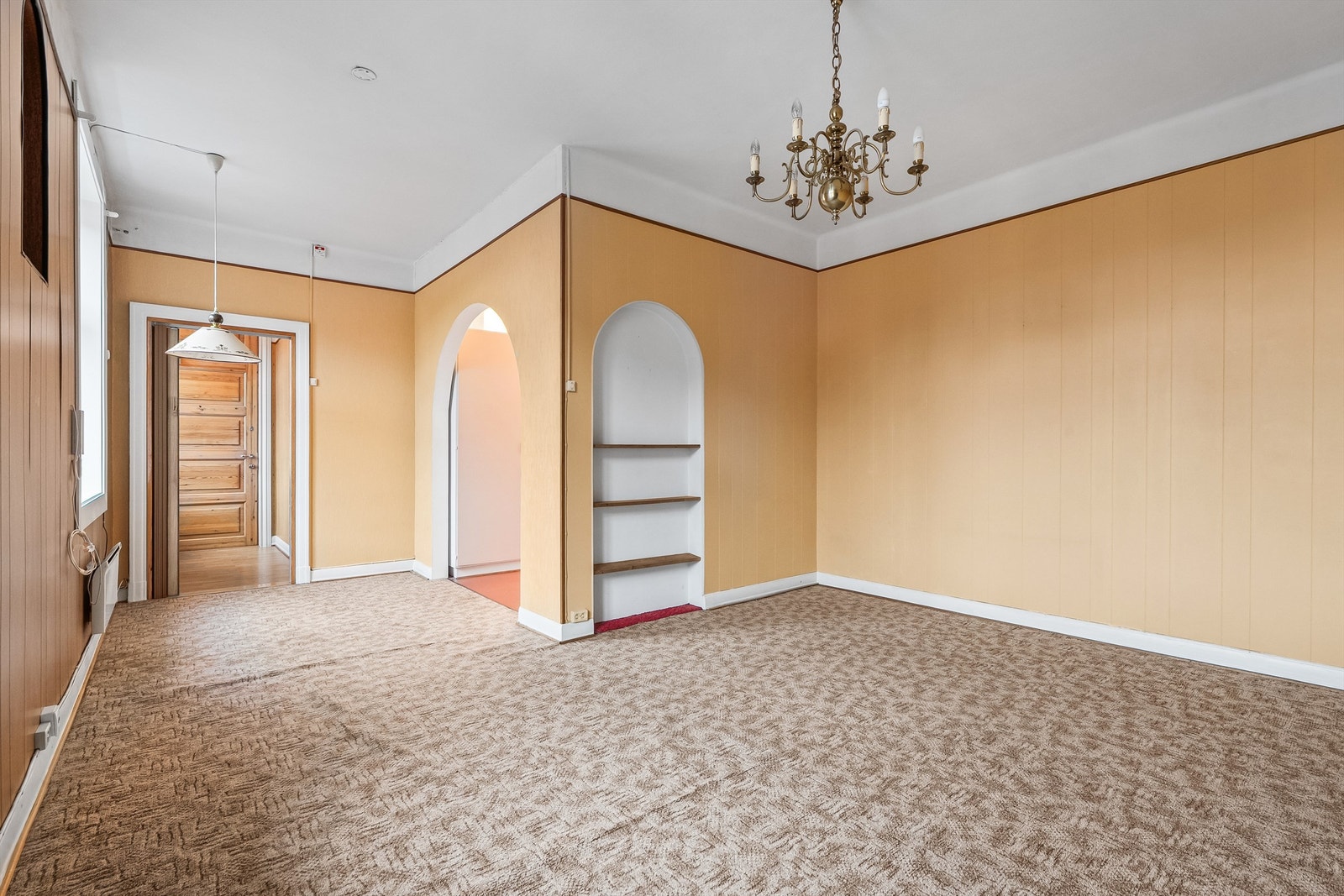 Den eksisterende pipen i stuen gir mulighet for å installere et ildsted. Galleribilde