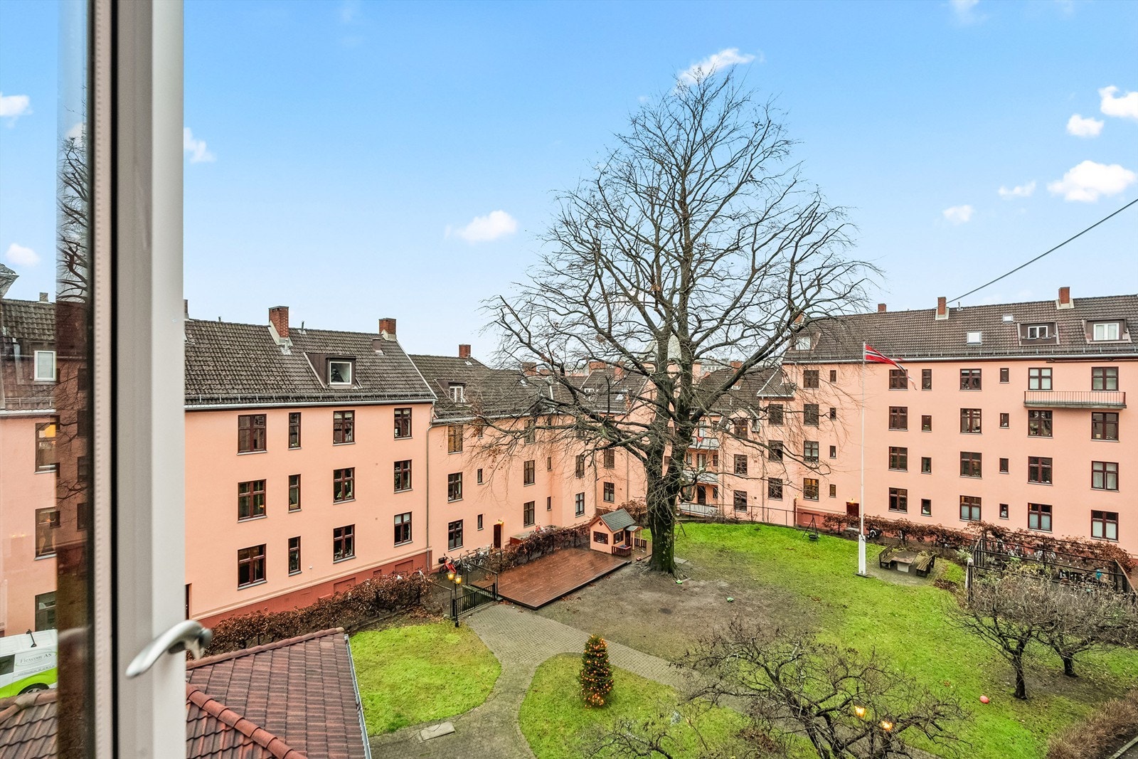 Utsikt fra leiligheten mot det store, grønne gårdsrommet. Galleribilde