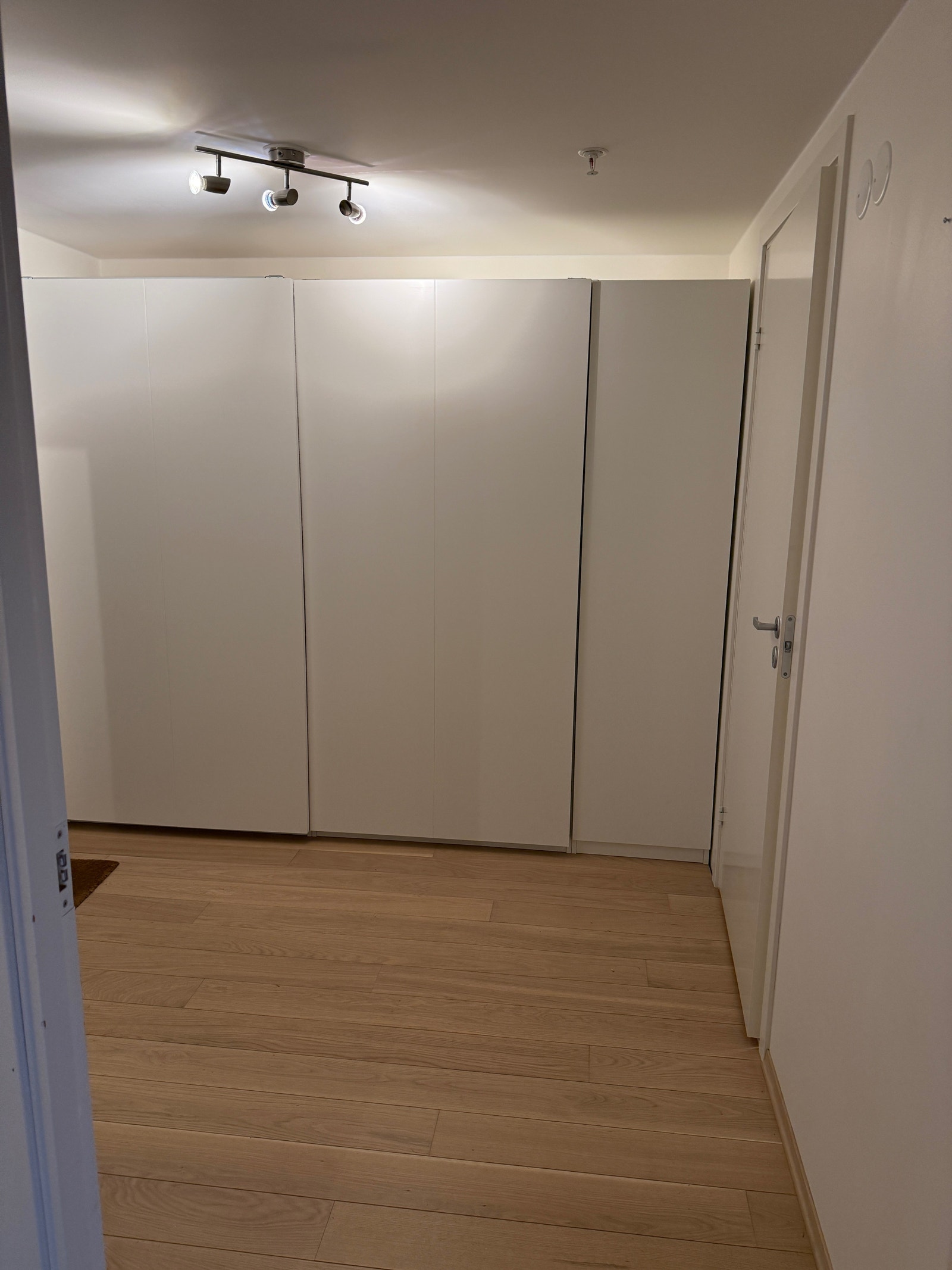 Stor skyvedørsgarderobe i gangen Galleribilde