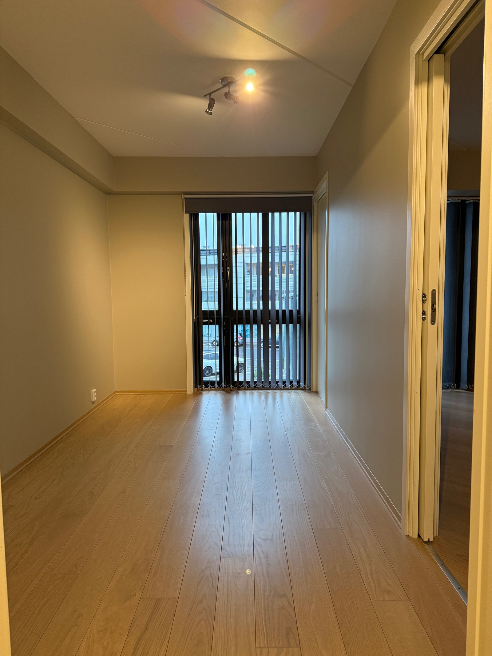 Skyvedører med inngang på begge sider på soverommet. Plass til dobbeltseng i bredde 180 cm Galleribilde