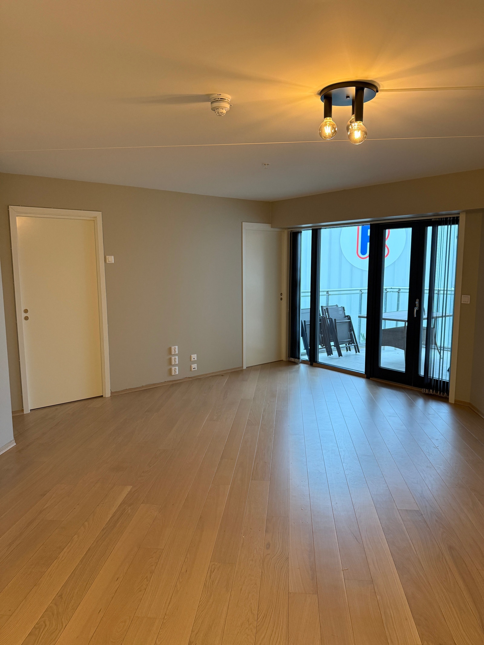 Nye bilder med nymalte flater Galleribilde