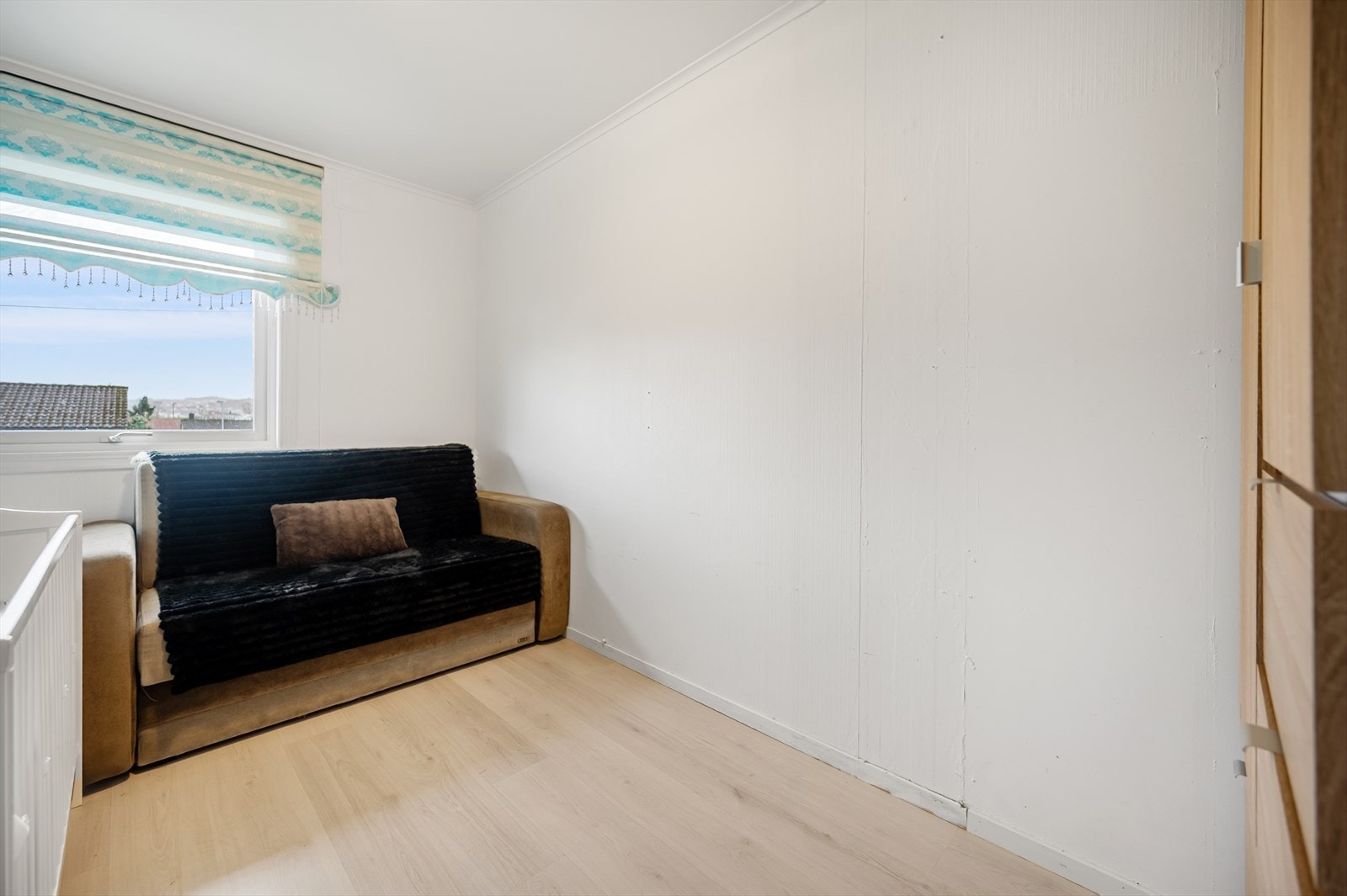 Rommene har naturlig lysinnslipp og kan tilpasses ulike behov, enten som barnerom, gjesterom eller hjemmekontor. Galleribilde