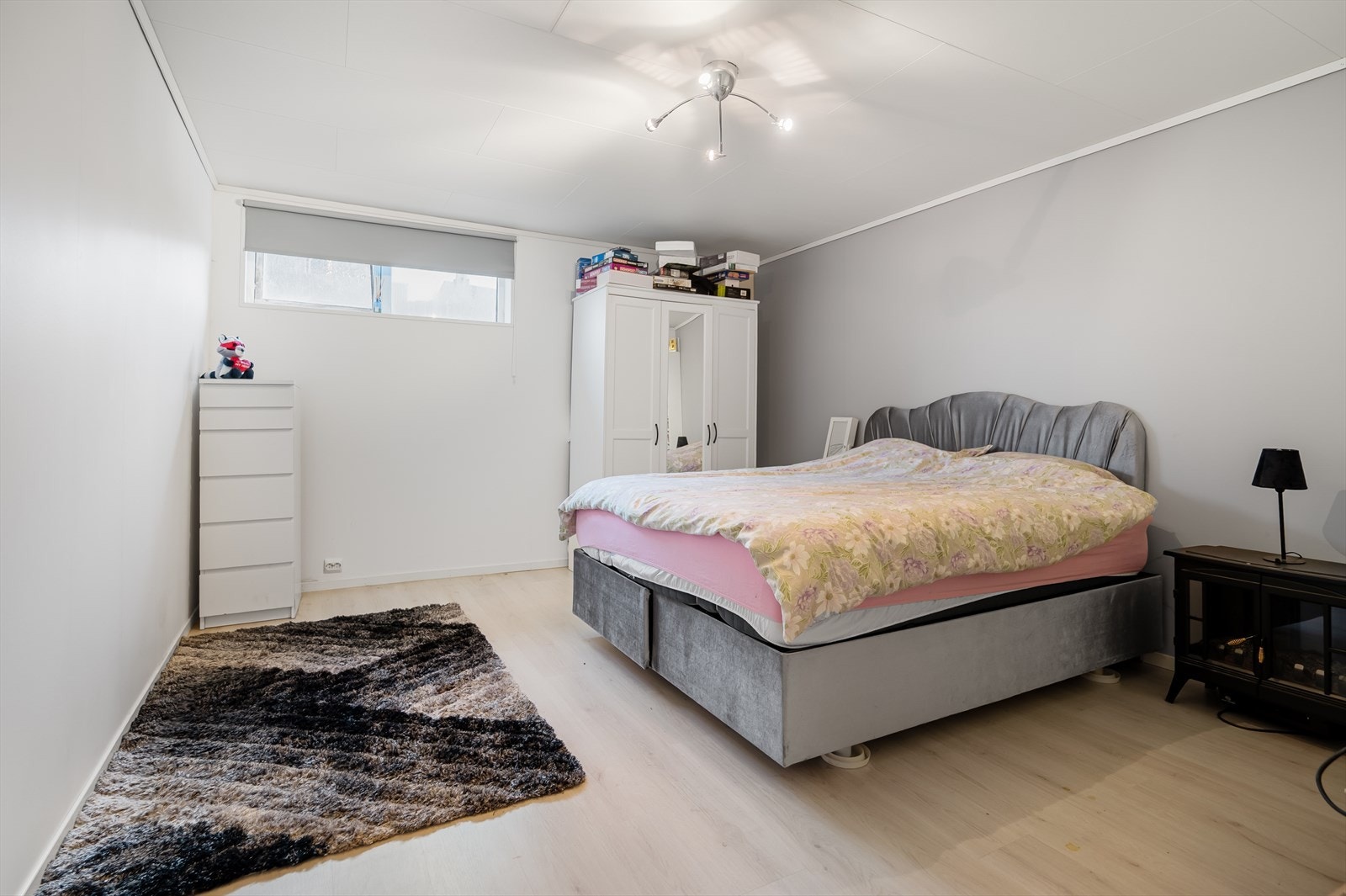 Det er etablert et rom i kjelleren som brukes som soverom. Rommet er ikke godkjent til varig opphold. Se pkt. "ferdigattest" i salgsoppgaven. Galleribilde