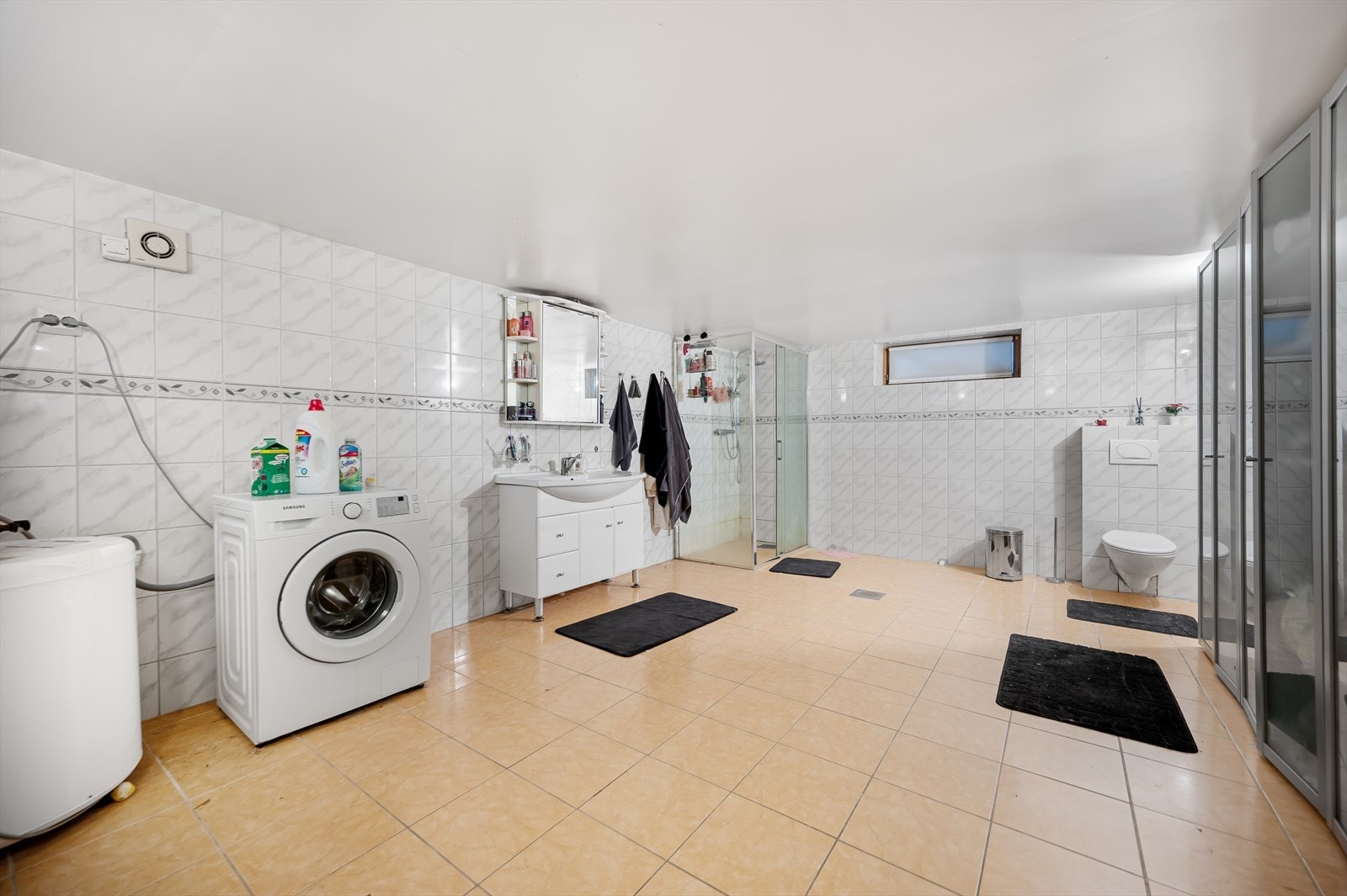 Underetasjen er bygget på med et bad som ikke fremkommer av byggemeldte tegninger. Dette er et søknadspliktig tilbygg. Galleribilde