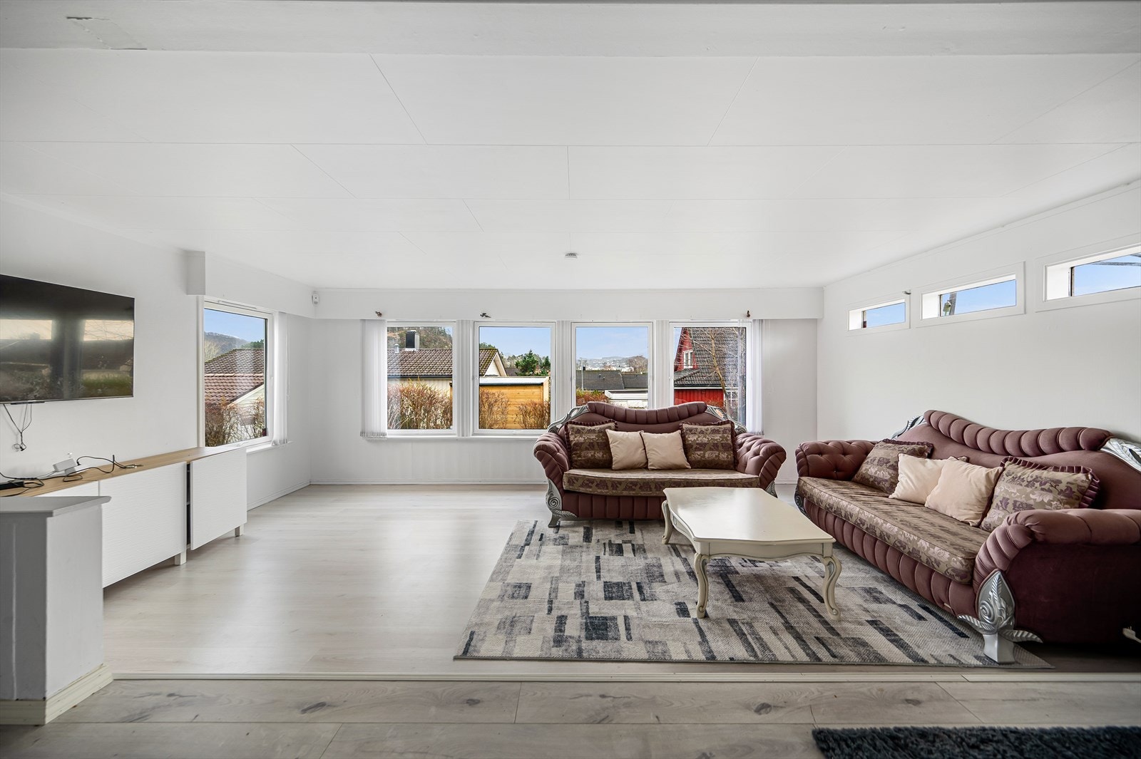 Huset er bygget på med en større stue og loft med to soverom i 1972. Galleribilde