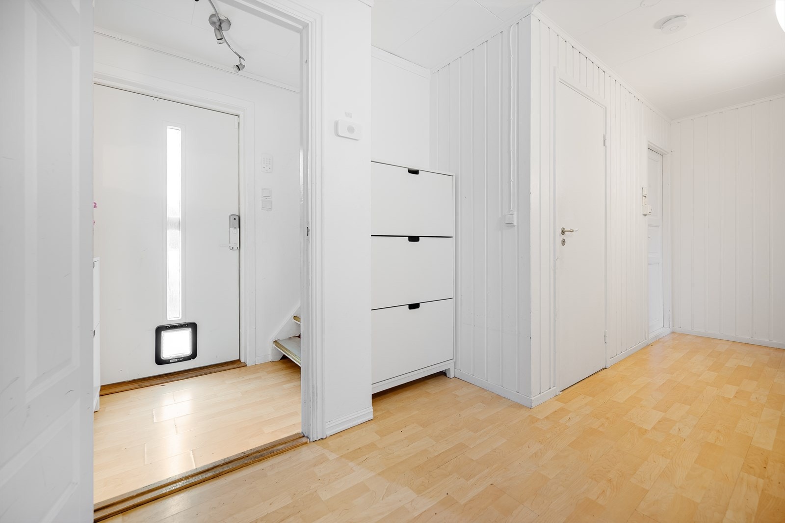 Inngangspartiet fremstår som lyst og innbydende, med plass til garderobeløsning og enkel adkomst til de øvrige rommene. Galleribilde