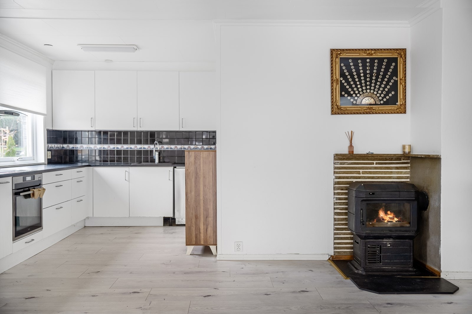 Her er det også montert en vedovn som varmer godt på kjølige vinterdager. Galleribilde