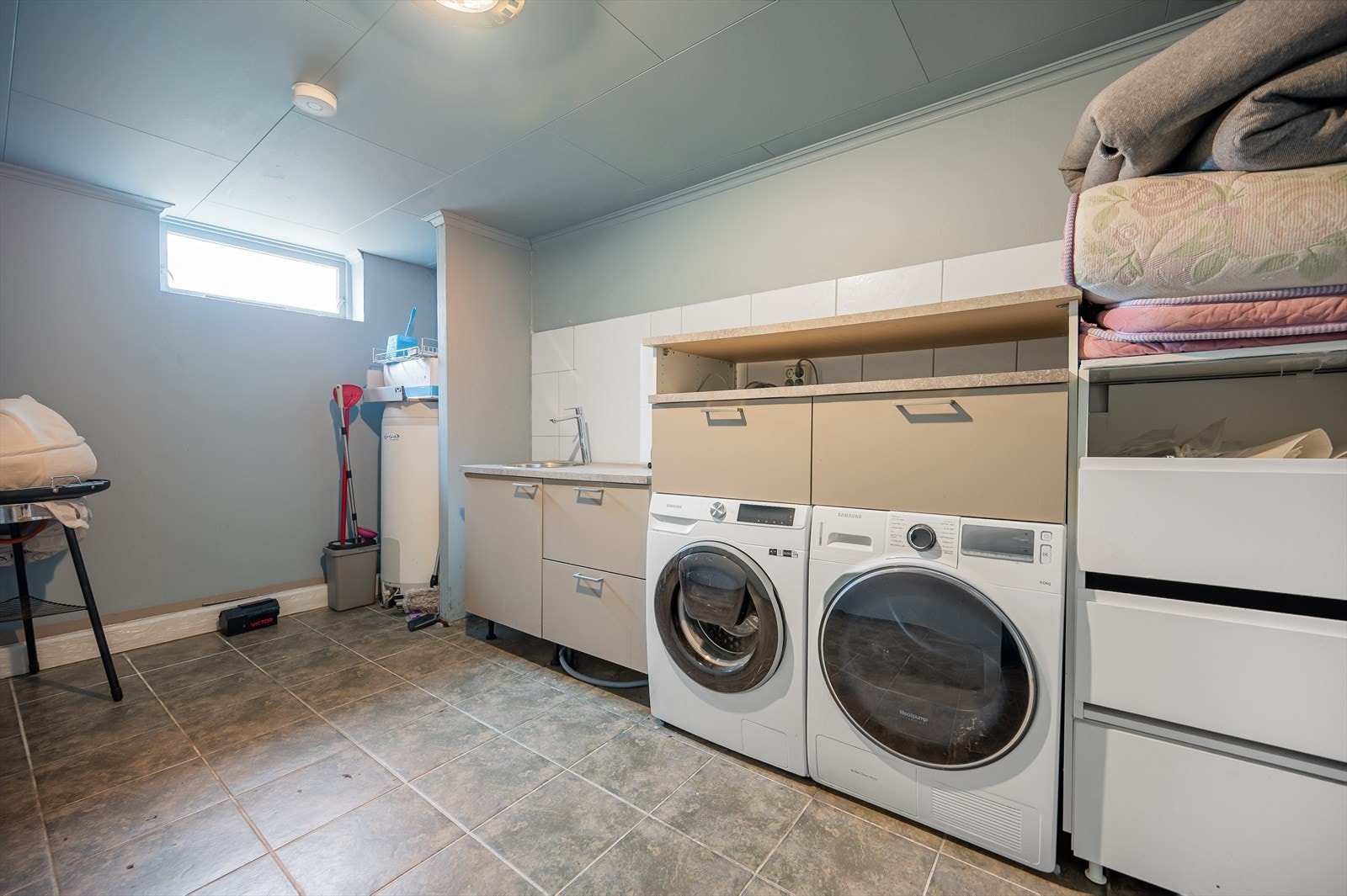 Vaskerommet er utført med fliser på gulvet, malte plater på veggene og himlingsplater i taket. Galleribilde