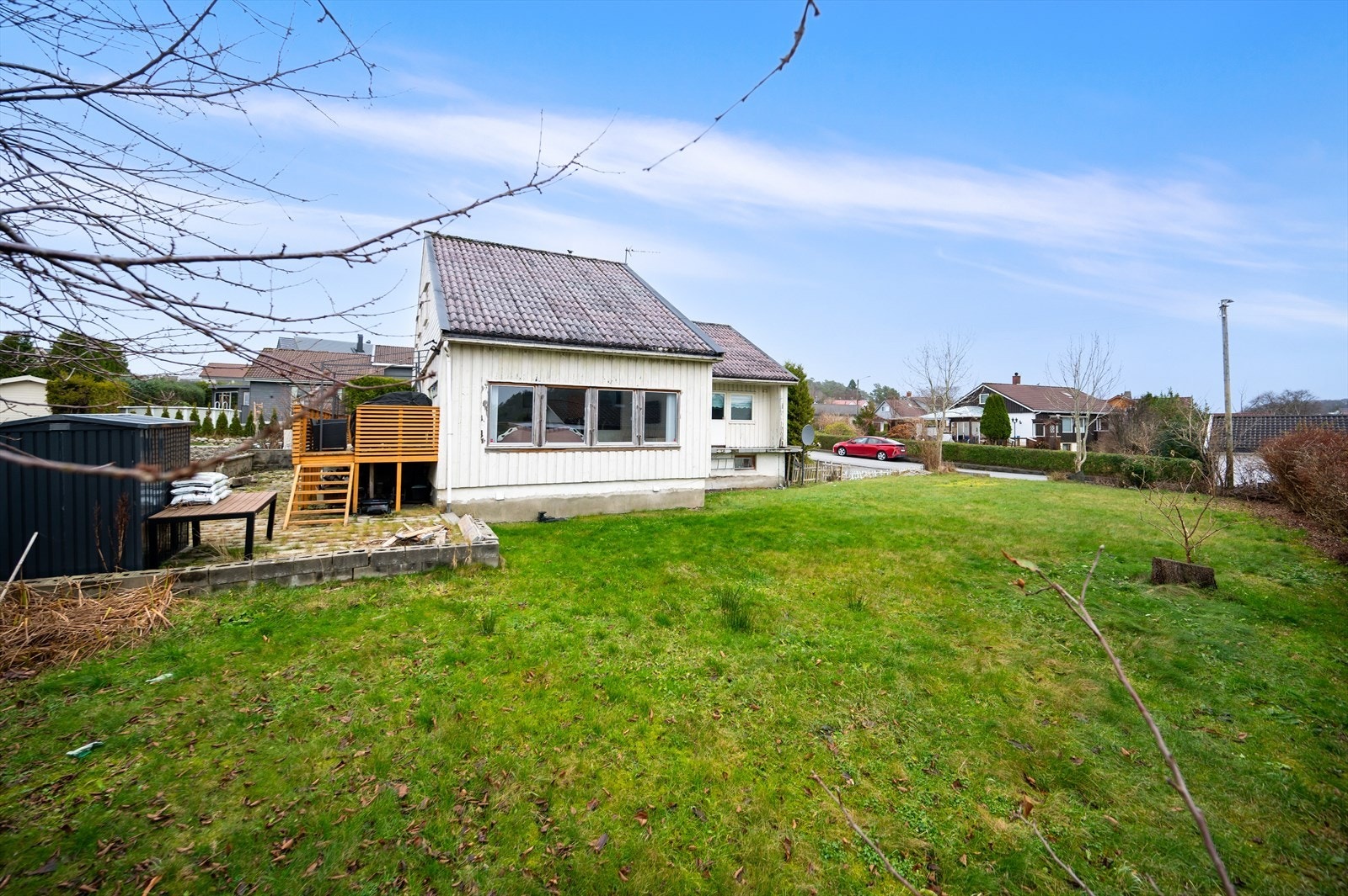 Dette er en stor og innholdsrik enebolig fra 1964 med tilbygg fra 1972, beliggende på en romslig tomt med stor hage som gir godt med boltreplass. Galleribilde