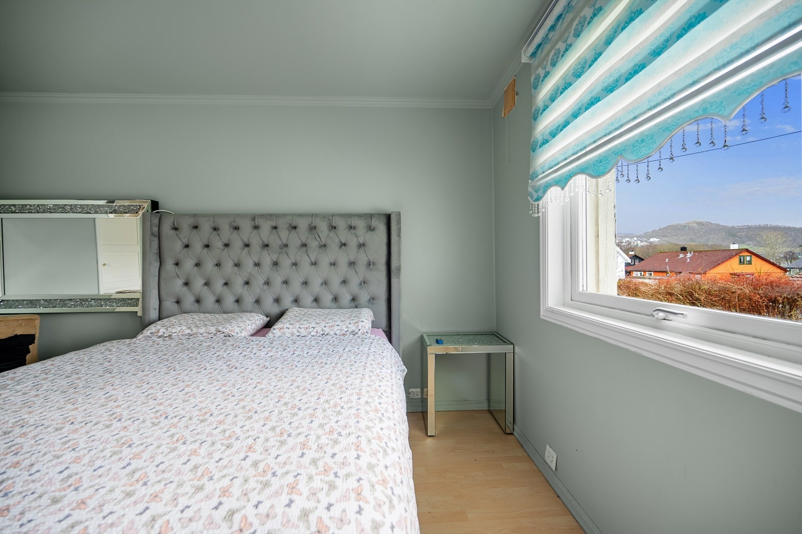 På soverommet er det god plass til både dobbeltseng og tilhørende nattbord på hver side. Galleribilde