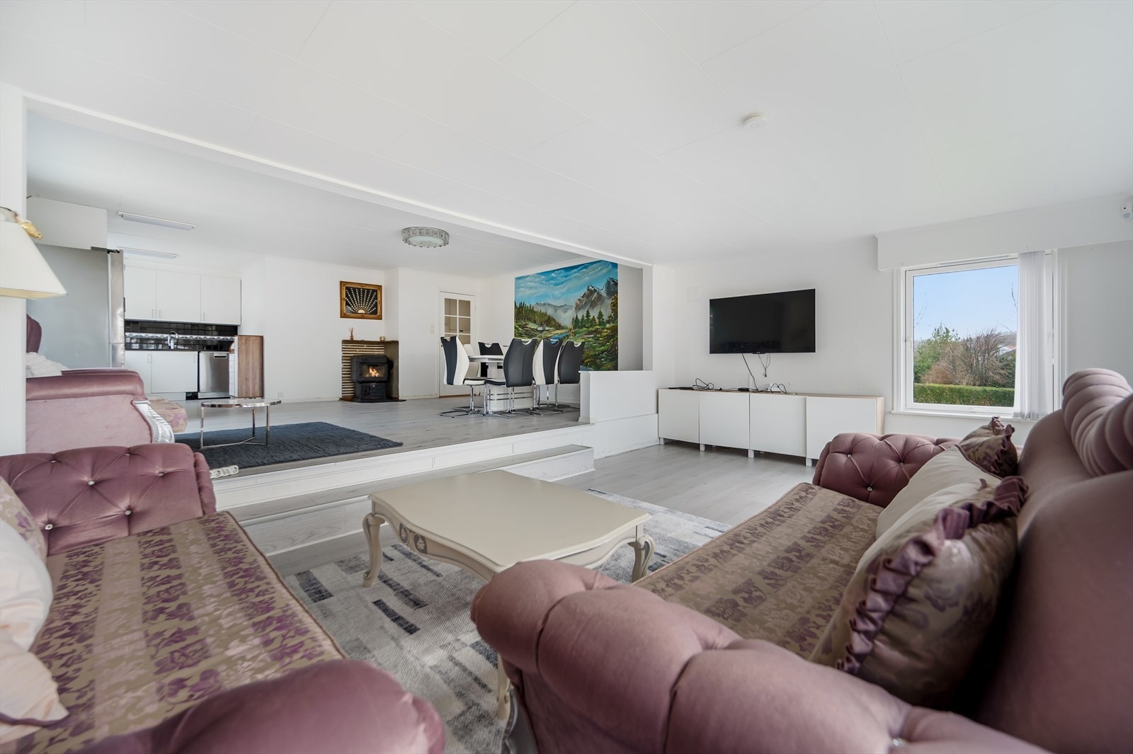 I stuen er det god plass til sittegruppe og mediemøblement. Galleribilde