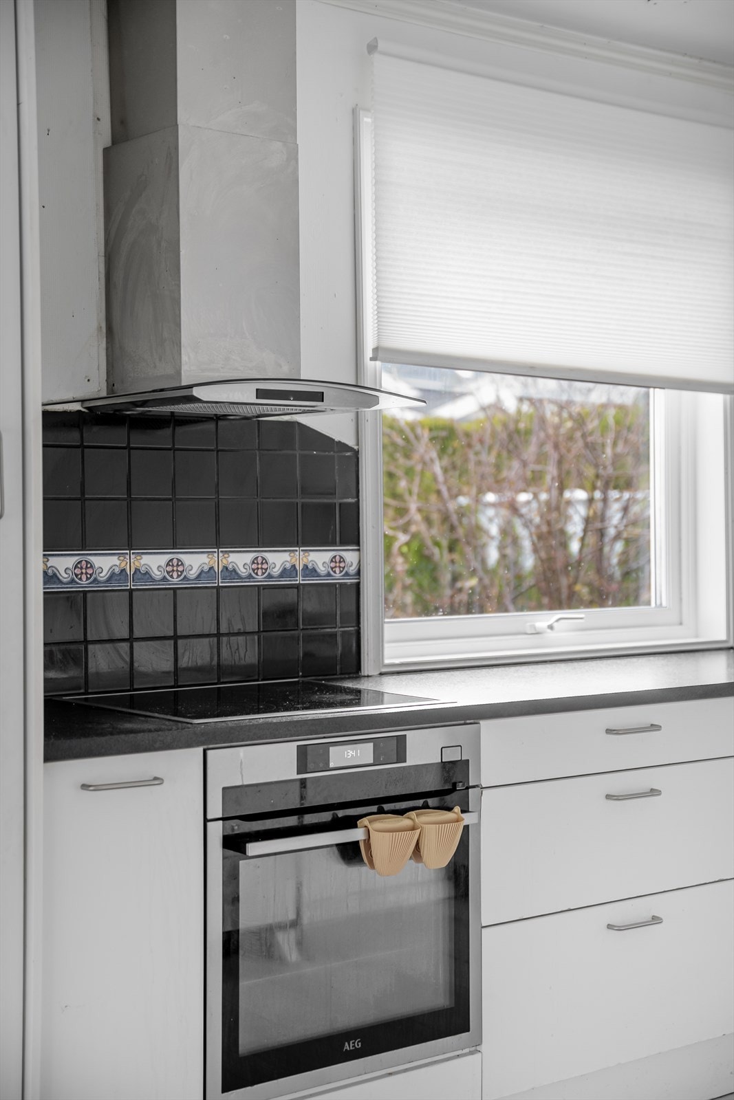 Kjøkkenet er utstyrt med kjøl-/fryseskap, oppvaskmaskin, platetopp og stekeovn. Galleribilde