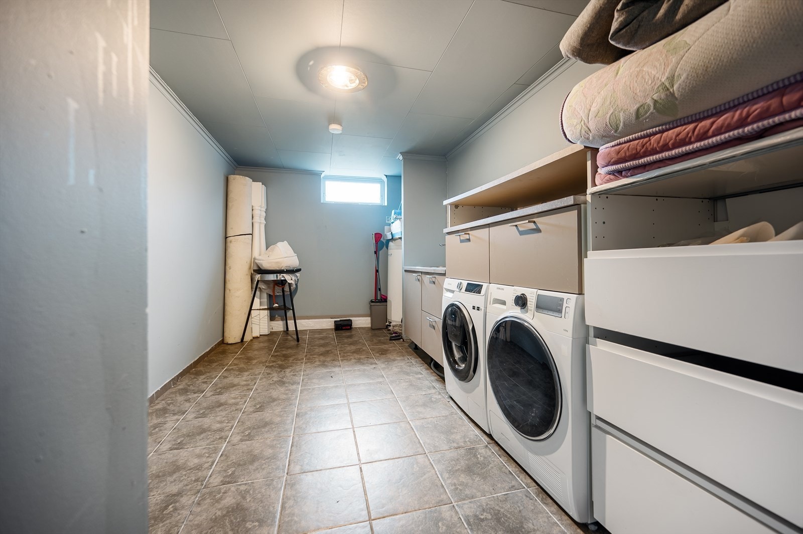 I kjelleren er det et stort, praktisk vaskerom med nedfelt oppvaskkum og opplegg for vaskemaskin. Galleribilde