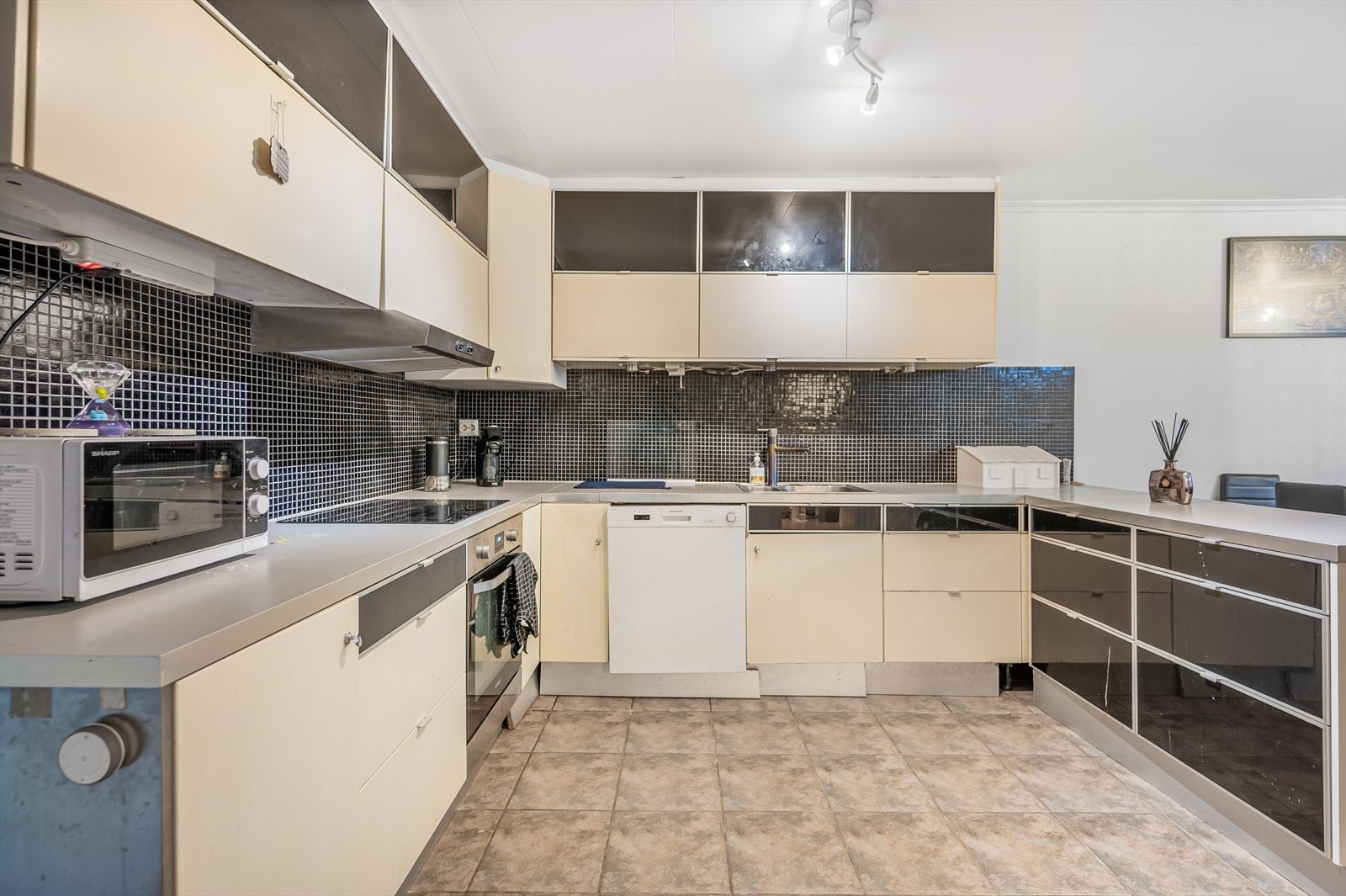 Kjøkkenet har innredning med skapfronter med glatt overflate og benkeplate i laminat. Galleribilde