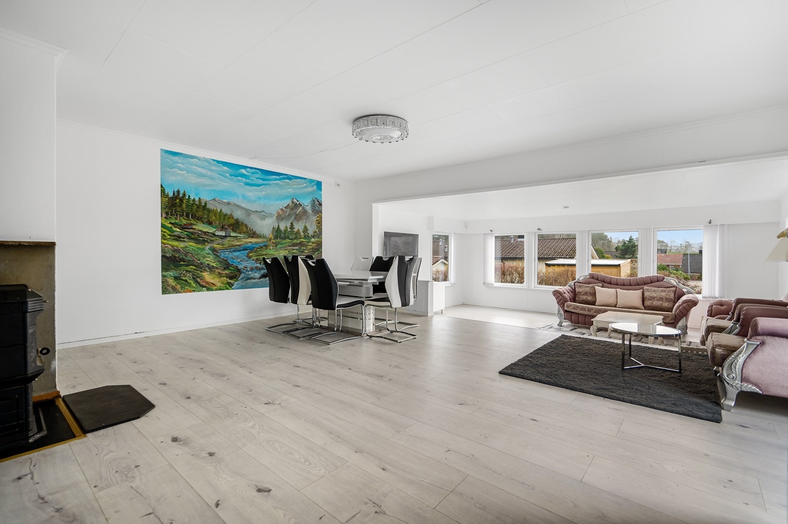 Boligens hovedetasje har en gjennomtenkt og funksjonell planløsning med god romfølelse. Galleribilde