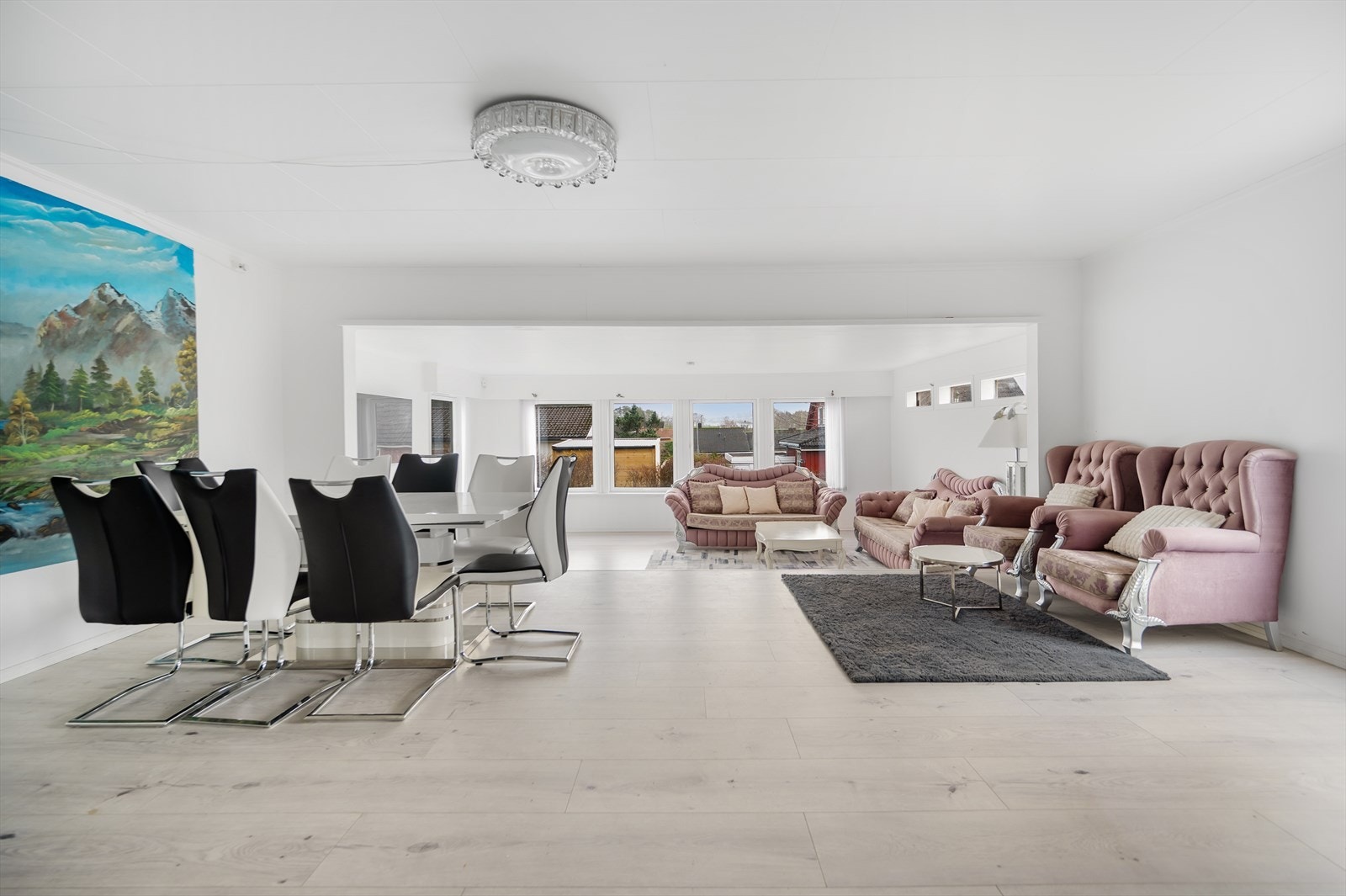 Stuen har store vindusflater på flere sider som gir rikelig med naturlig lys og en behagelig atmosfære. Galleribilde